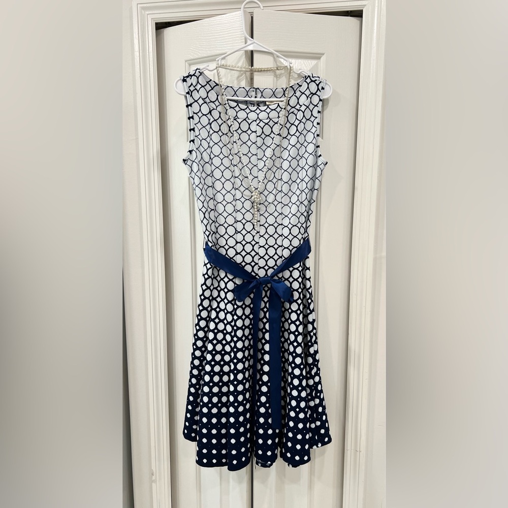 Beautiful Maria Gabrielle white and Navy blue mid length dress Sz L